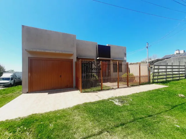 Imagem: A casa possui 3 Dormitórios, 2 Suítes, 4 Banheiros, 1