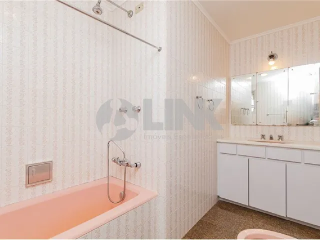 Imagem 2: Apartamento 3 Dormitórios com 2 Vagas de Garagem À Venda no Bairro Petrópolis em Porto