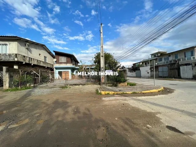 Imagem 3: Casa à Venda com 04 dormitórios, localizado no Bairro Monte Alegre em Camboriú -SC