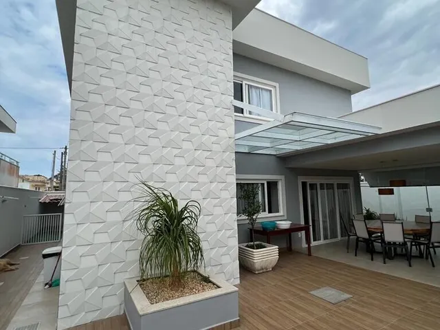 Imagem: A casa possui 3 Dormitórios, 2 Suítes, 3 Banheiros, 1