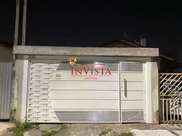 Imagem: A casa possui 2 Dormitórios, 1 Suíte, 2 Vagas na garagem,