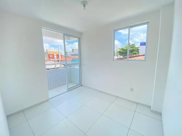 Imagem 4: Apartamento no Primeiro Andar com Varanda 2 Dormitórios Sendo 1 Suíte, no Bairro De