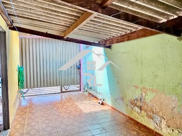 Imagem: A casa possui 3 Dormitórios, 1 Suíte, 2 Vagas na garagem