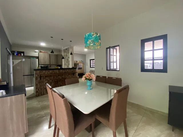 Imagem: A casa possui 2 Dormitórios, 1 Suíte, 1 Banheiro, 3 Vagas