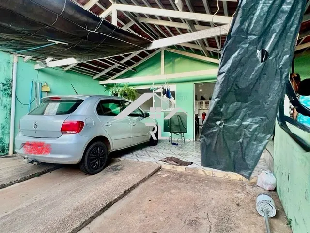 Imagem: A casa possui 3 Dormitórios, 2 Vagas na garagem e está