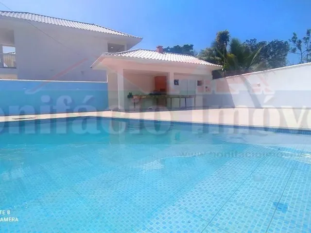 Imagem: A casa possui 3 Dormitórios, 2 Suítes, 3 Banheiros, 2 Vagas