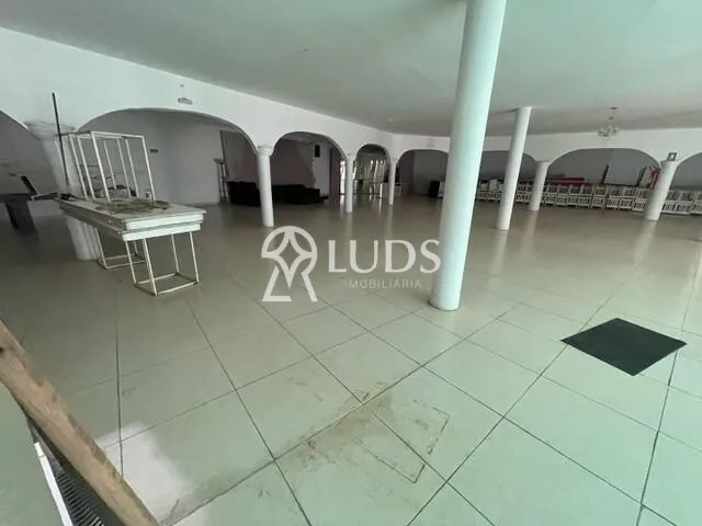 Imagem: A sala comercial possui 3 Dormitórios, 900m² de Área,