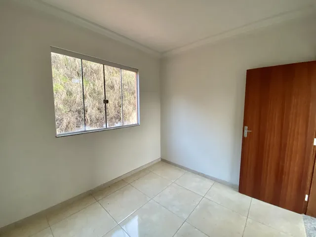 Imagem 3: Casa Espaçosa com 3 Quartos e 5 Vagas de Garagem, Disponível para Locação no Bai