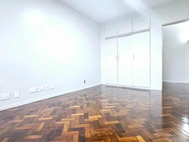 Imagem 6: Sqs 111 Bloco a - Locação Apartamento 04 Quartos, Uma Suíte com Closet, 02 Vagas