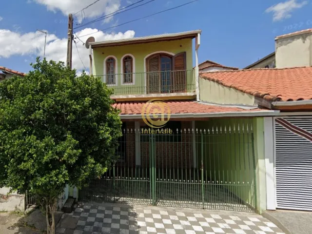 Imagem: A casa possui 4 Dormitórios, 1 Suíte, 2 Banheiros, 2