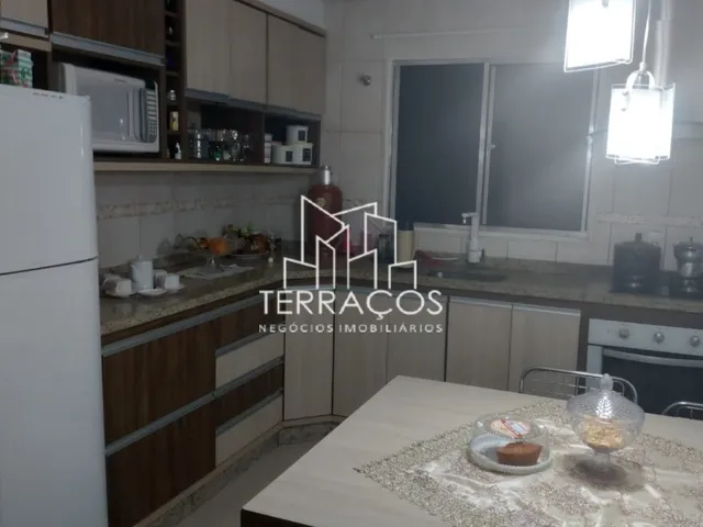 Imagem: A casa possui 2 Dormitórios, 2 Banheiros, 2 Vagas na