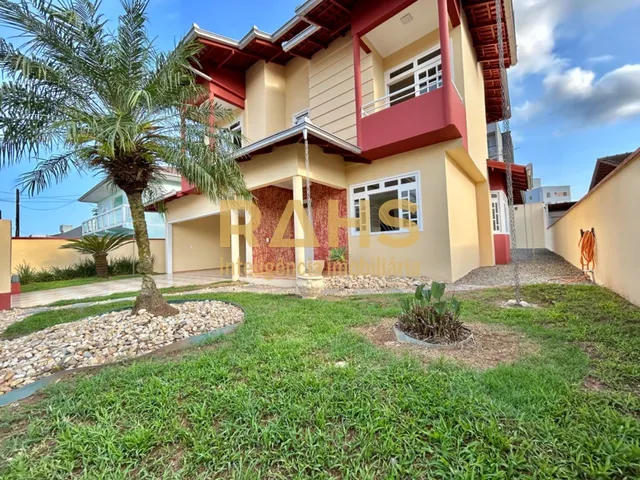 Imagem: A casa possui 3 Dormitórios, 2 Suítes, 3 Banheiros, 5
