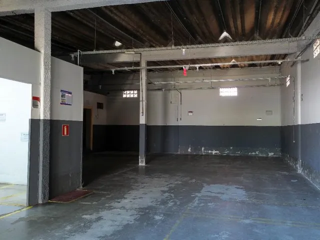 Imagem 3: Galpão Comercial no Carianos - Frente Base Área