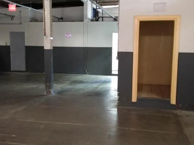 Imagem 13: Galpão Comercial no Carianos - Frente Base Área
