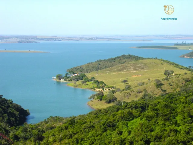 Imagem: O terreno possui 3 Dormitórios, 880.000m² de Área e