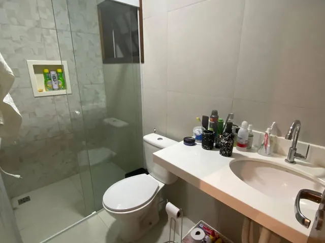 Imagem: A casa possui 4 Dormitórios, 2 Suítes, 5 Banheiros, 2