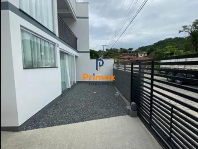 Imagem: Casa com 3 quartos e 3 banheiros, com telhado