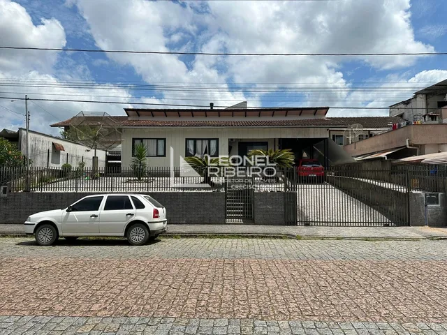 Imagem: Casa à venda com 5 dormitórios no bairro