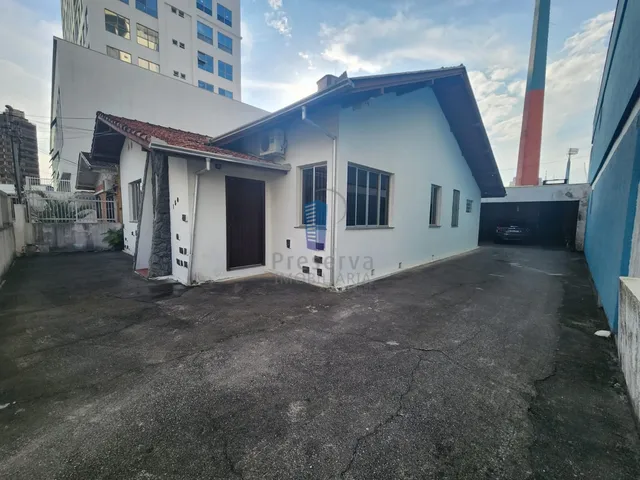 Imagem: Ampla casa, sozinha no terreno, bem arejada