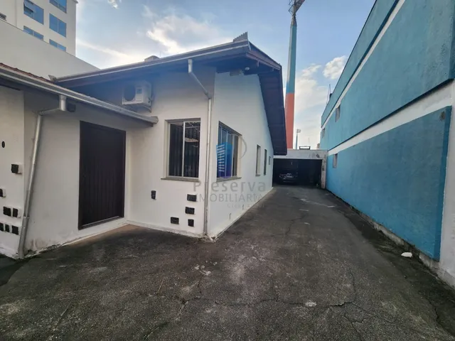 Imagem 13: Ampla casa, sozinha no terreno, bem arejada e ventilada, no centro de Itajaí