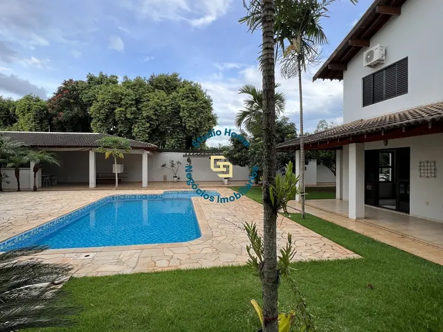 Imagem: A casa em condomínio possui 4 Dormitórios, 2 Suítes, 5