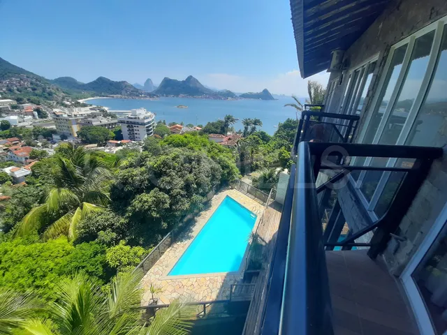 Imagem: A casa em condomínio possui 5 Dormitórios, 3 Suítes, 5