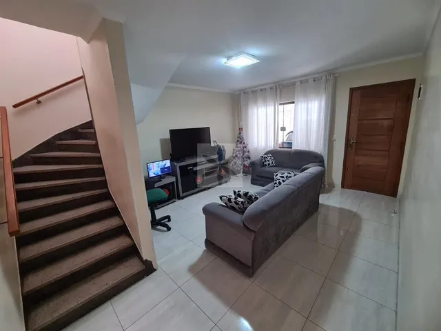 Imagem: A casa possui 4 Dormitórios, 1 Suíte, 3 Banheiros, 3