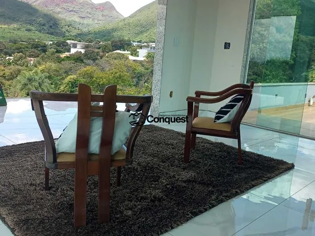 Imagem: Casa Moderna com Vista Deslumbrante no Condomínio