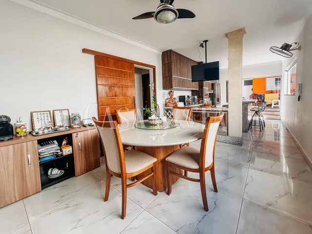 Imagem: Casa com Churrasqueira e 04 Quartos no Bairro