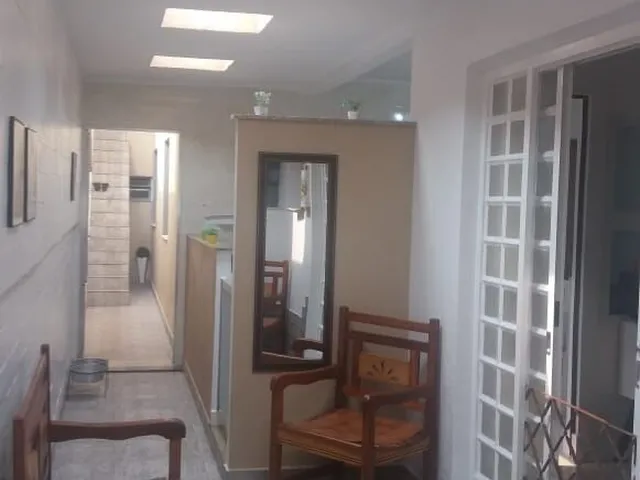 Imagem: A casa possui 4 Dormitórios, 1 Banheiro, 2 Vagas na