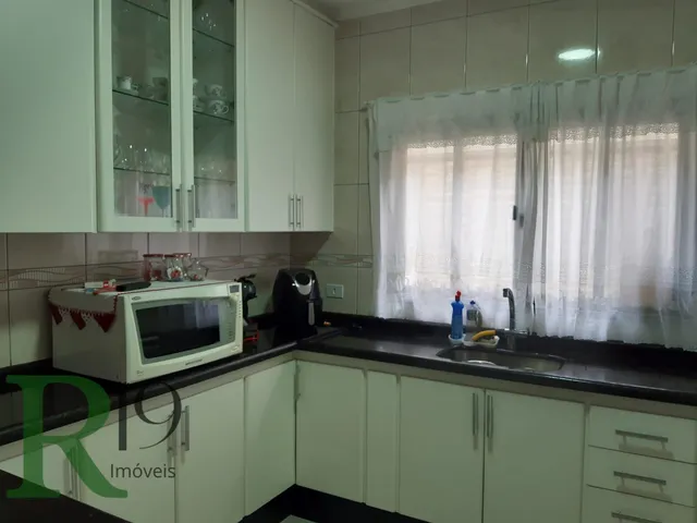 Imagem: A casa possui 4 Dormitórios, 3 Suítes, 3 Banheiros, 4