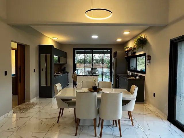 Imagem: A casa possui 3 Dormitórios, 2 Suítes, 3 Banheiros,