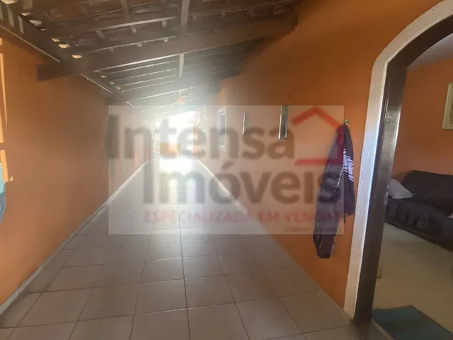 Imagem: A casa possui 3 Dormitórios, 1 Banheiro, 4 Vagas na