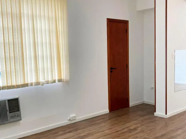 Imagem: Sala Comercial com 2 Dormitorio(S) Localizado(A)