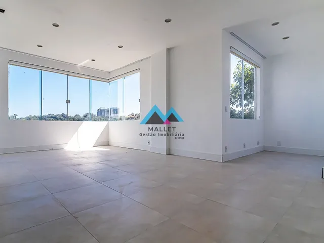 Imagem 2: Excelente Casa Triplex com 4 suítes, 436 m², toda reformada, à venda no Condomínio