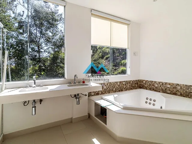 Imagem 8: Excelente Casa Triplex com 4 suítes, 436 m², toda reformada, à venda no Condomínio