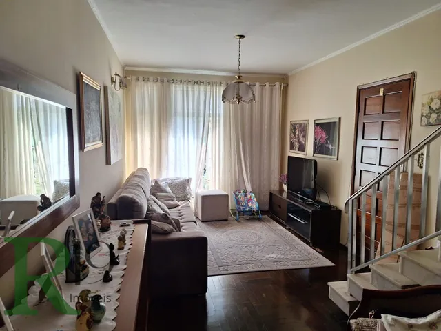 Imagem: A casa possui 4 Dormitórios, 1 Suíte, 2 Banheiros, 2