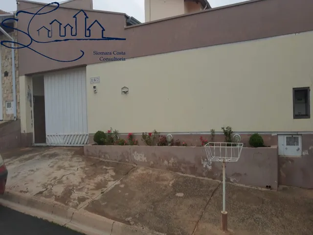 Imagem: A casa possui 4 Dormitórios, 1 Suíte, 4 Banheiros, 8