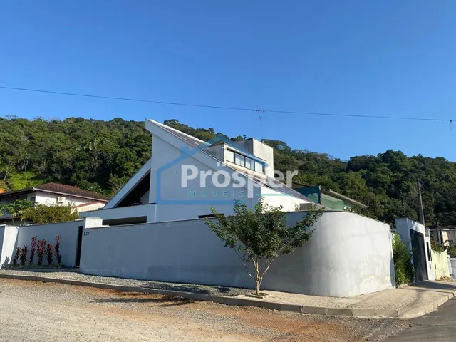 Imagem: A casa possui 6 Dormitórios, 1 Suíte, 1 Banheiro, 2 Vagas