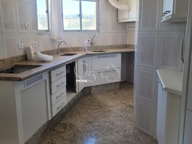 Imagem: A casa possui 3 Dormitórios, 1 Suíte, 2 Vagas na garagem,