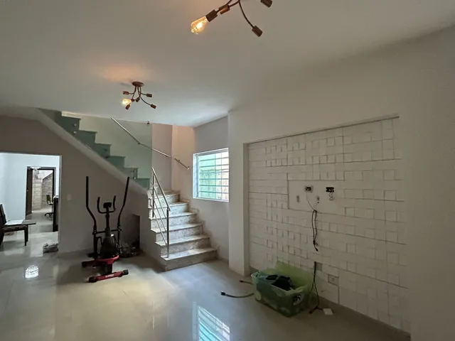 Imagem: A casa possui 3 Dormitórios, 1 Suíte, 2 Banheiros, 2 Vagas