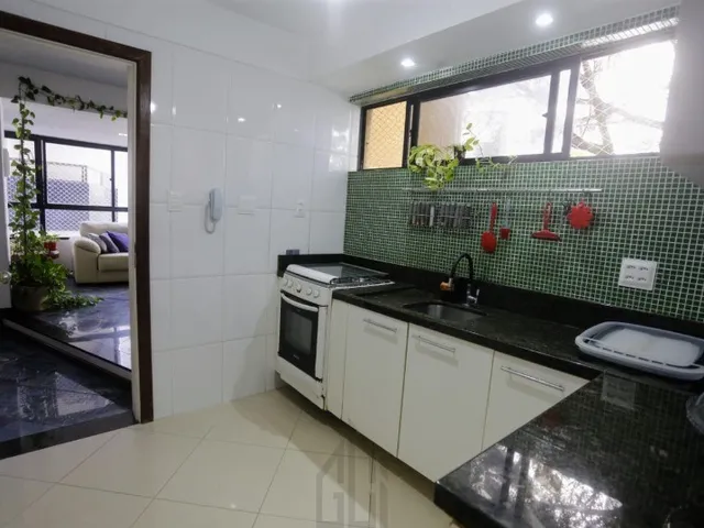Imagem 10: Apartamento cobertura medindo 240 m², dividido em 4 quartos, duas...