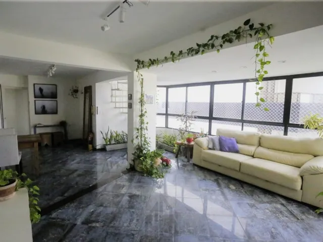Imagem 9: Apartamento cobertura medindo 240 m², dividido em 4 quartos, duas...