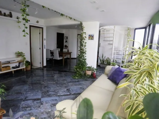 Imagem 14: Apartamento cobertura medindo 240 m², dividido em 4 quartos, duas...