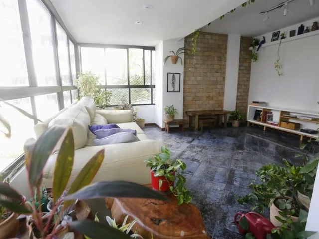 Imagem 12: Apartamento cobertura medindo 240 m², dividido em 4 quartos, duas...