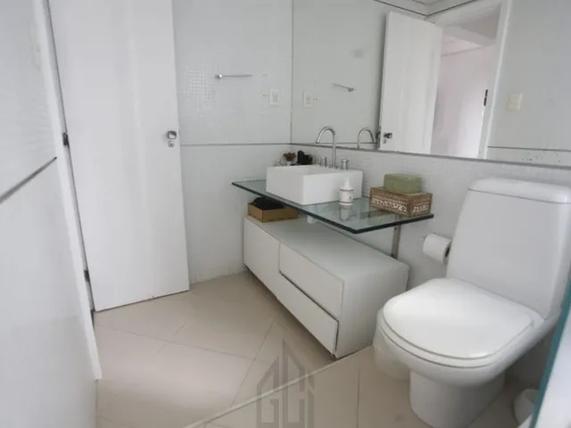 Imagem 2: Apartamento cobertura medindo 240 m², dividido em 4 quartos, duas...