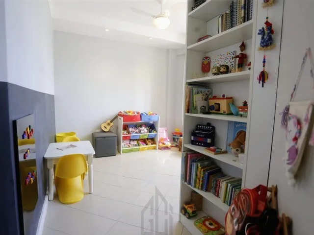 Imagem 11: Apartamento cobertura medindo 240 m², dividido em 4 quartos, duas...