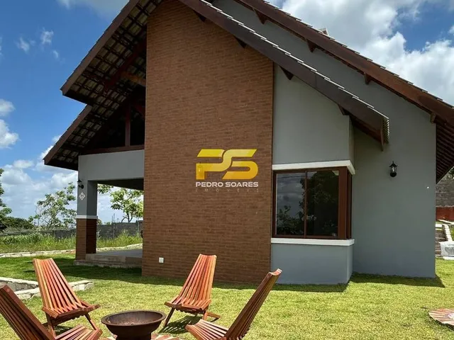 Imagem: A casa em condomínio possui 3 Dormitórios, 3 Suítes, 4