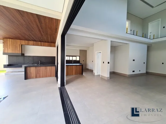 Imagem: A casa possui 3 Dormitórios, 3 Suítes, 5 Banheiros,