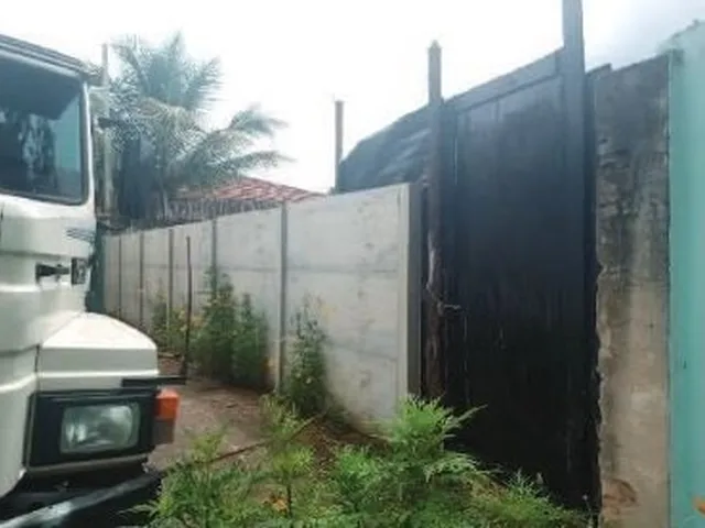 Imagem: O terreno possui 3 Dormitórios, 3 Banheiros, 2 Vagas na